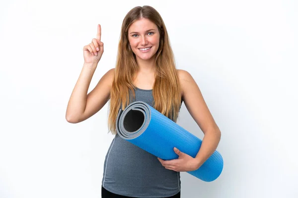 年轻的女运动员一边去上瑜伽课 一边拿着垫子提着一个好主意 — 图库照片