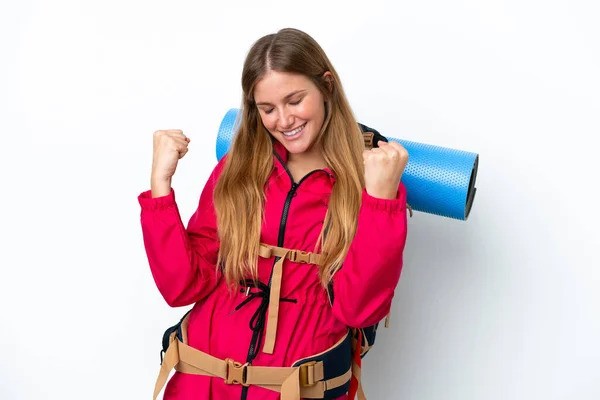 Молодая Альпинистка Большим Рюкзаком Изолированном Белом Фоне Празднует Победу — стоковое фото