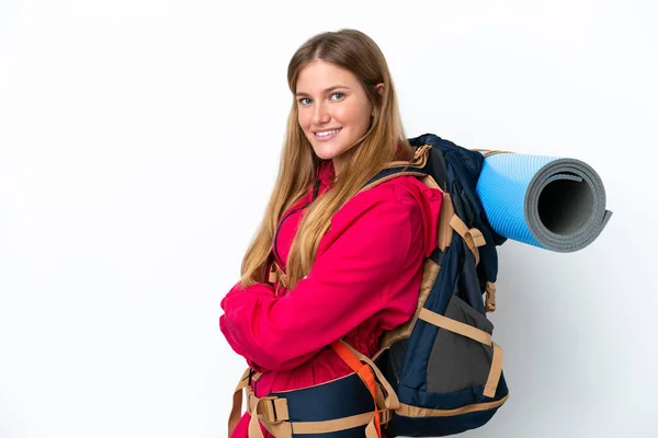 Молодая Альпинистка Большим Рюкзаком Изолированном Белом Фоне Скрещенными Руками Глядя — стоковое фото
