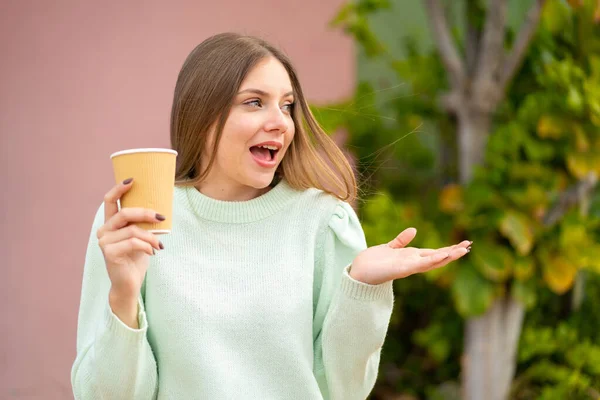 Mladý Pěkný Blondýnka Žena Drží Odnést Kávu Venku Překvapením Výraz — Stock fotografie