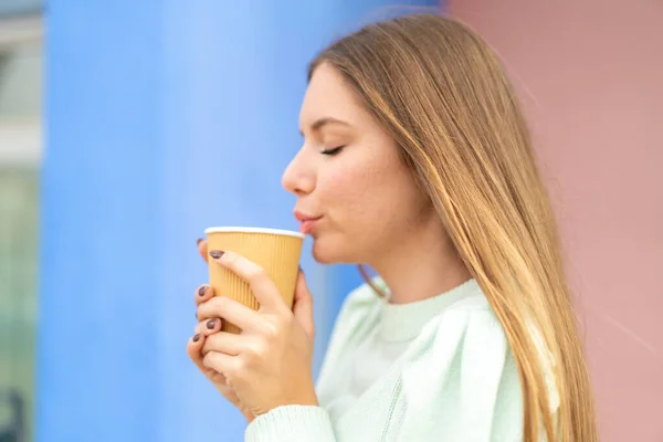年轻漂亮的金发女人拿着一杯带走的咖啡 — 图库照片