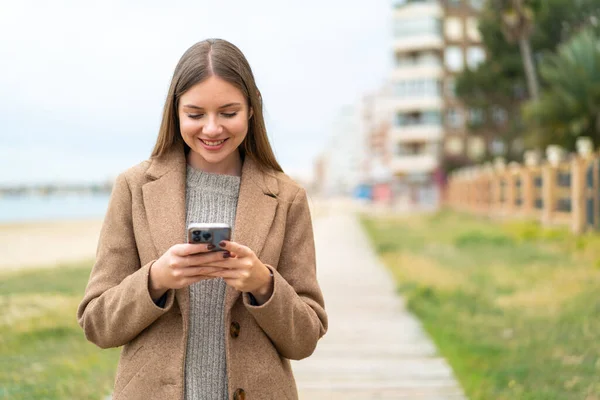 Genç Güzel Sarışın Kadın Cep Telefonuyla Mesaj Posta Yolluyor — Stok fotoğraf