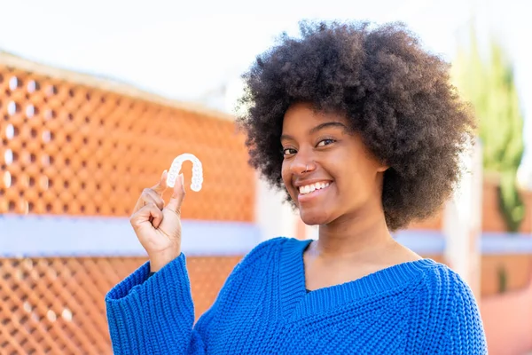 African American Girl Holding Invisible Braces Outdoors Smiling Lot — Stock Photo, Image
