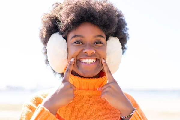 Chica Afroamericana Vistiendo Manguitos Invierno Aire Libre Sonriendo Con Una — Foto de Stock
