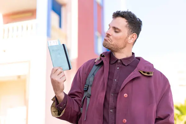 Jonge Blanke Man Buiten Het Bezit Van Een Paspoort Met — Stockfoto