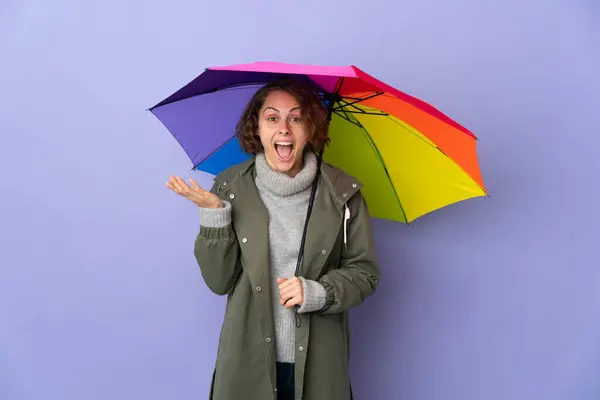 Mujer Inglesa Sosteniendo Paraguas Aislado Sobre Fondo Púrpura Con Expresión — Foto de Stock