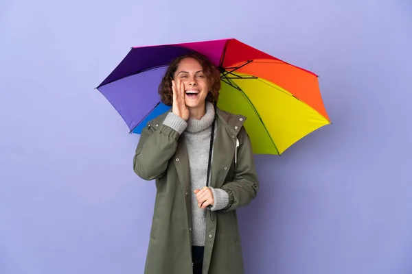 Mujer Inglesa Sosteniendo Paraguas Aislado Sobre Fondo Púrpura Gritando Con — Foto de Stock