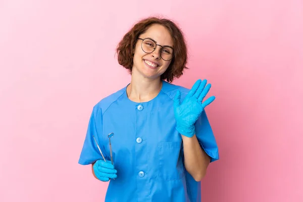 Woman English Dentist Holding Tools Isolated Pink Background Saluting Hand — Stock Photo, Image