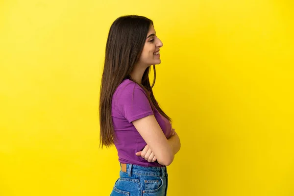 Jonge Blanke Vrouw Geïsoleerd Gele Achtergrond Laterale Positie — Stockfoto
