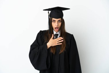 Beyaz arka planda izole edilmiş genç üniversite mezunu sağa bakarken şaşırmış ve şok olmuştu.