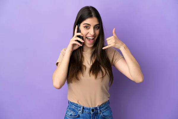Mujer Joven Caucásica Utilizando Teléfono Móvil Aislado Fondo Púrpura Haciendo — Foto de Stock