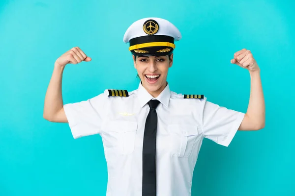 Pilot Samolot Biały Kobieta Odizolowany Niebieski Tło Robi Silny Gest — Zdjęcie stockowe