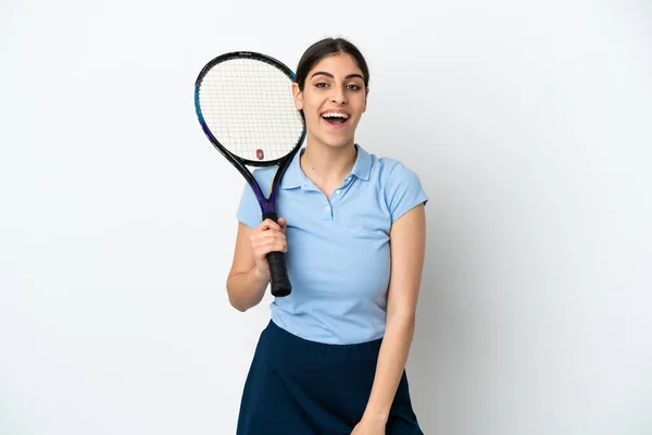 ハンサムな若いテニスプレーヤーCucasian女性絶縁上の白い背景とともに驚きの顔の式 — ストック写真