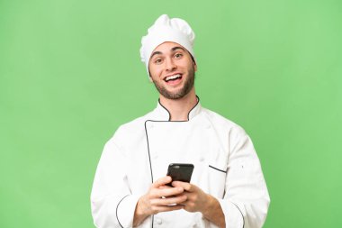 Genç, yakışıklı aşçı, soyutlanmış bir geçmişi var.