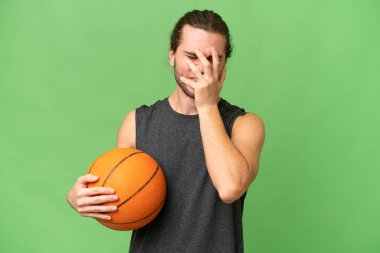 Genç basketbolcu, izole edilmiş geçmişinde yorgun ve hasta bir ifade var.