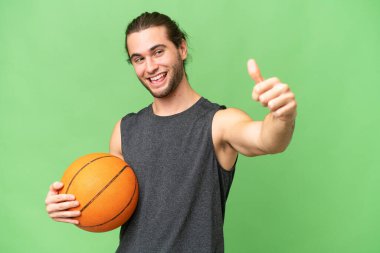 Soyutlanmış arka planda genç basketbolcu iyi niyet gösterisi yapıyor.