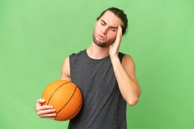 Genç basketbolcu, izole edilmiş geçmişiyle baş ağrısı çekiyor.