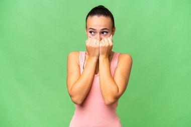 Tecrit edilmiş genç bir Arap kadın gergin ve korkmuş, elleriyle suni teneffüs yapıyor.