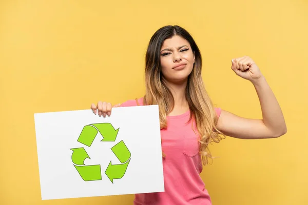 Молода Російська Дівчина Жовтому Тлі Тримає Плакат Іконою Переробки Робить — стокове фото
