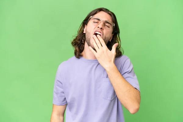 Young Handsome Man Isolated Background Yawning Covering Wide Open Mouth — Stock Photo, Image