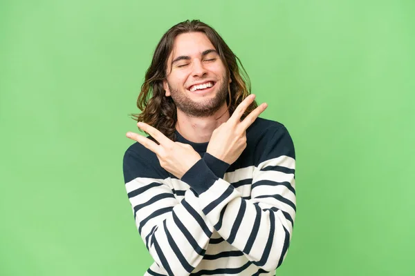 Junger Gutaussehender Mann Über Isoliertem Hintergrund Lächelt Und Zeigt Siegeszeichen — Stockfoto