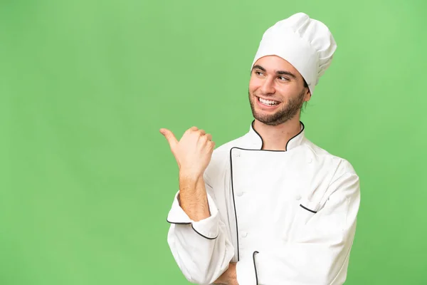 Jeune Beau Chef Homme Sur Fond Isolé Pointant Vers Côté — Photo