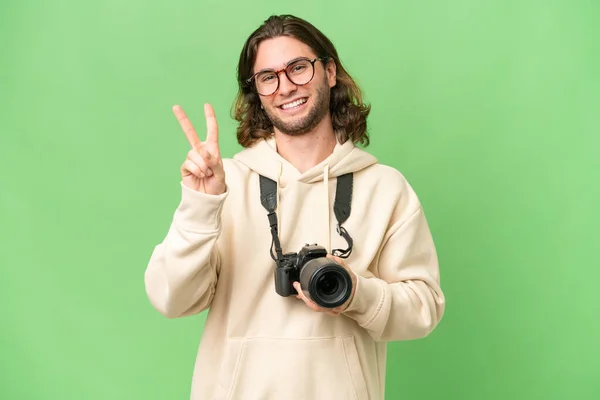 Jonge Fotograaf Man Geïsoleerde Achtergrond Glimlachen Tonen Overwinning Teken — Stockfoto