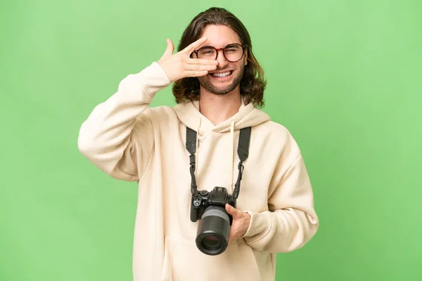 Jonge Fotograaf Man Geïsoleerde Achtergrond Bedekken Ogen Door Handen Glimlachen — Stockfoto