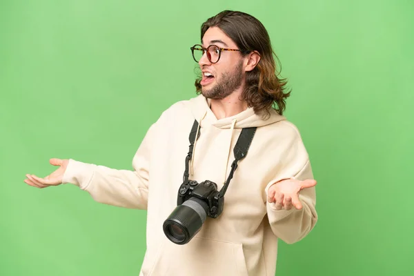 Ung Fotograf Man Över Isolerad Bakgrund Med Överraskning Ansiktsuttryck — Stockfoto