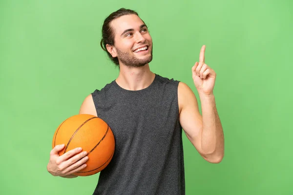 Giovane Giocatore Basket Uomo Sfondo Isolato Che Indica Una Grande — Foto Stock