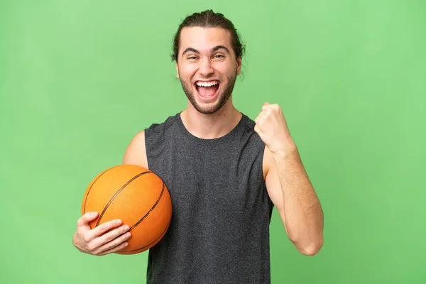 Joven Jugador Baloncesto Hombre Sobre Fondo Aislado Celebrando Una Victoria —  Fotos de Stock