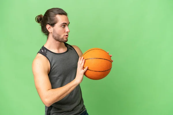 年轻英俊男子孤身一人 背景碧绿 打篮球 — 图库照片
