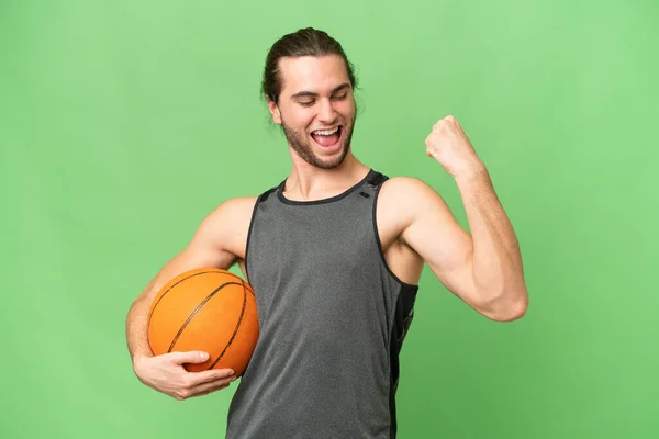 잘생긴 남자가 크로마 배경에 고립되어 농구를 — 스톡 사진
