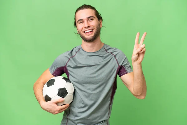 Jonge Knappe Voetballer Man Geïsoleerde Achtergrond Glimlachen Tonen Overwinning Teken — Stockfoto