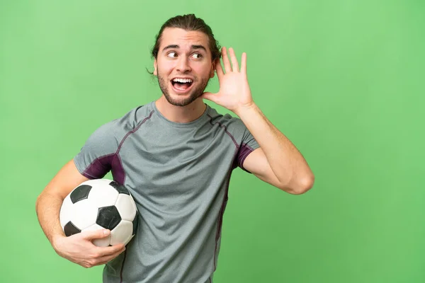 Jonge Knappe Footballspeler Man Geïsoleerde Achtergrond Luisteren Naar Iets Door — Stockfoto