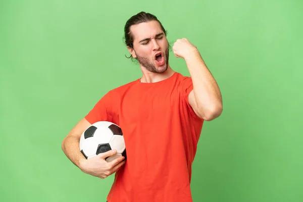 Jonge Knappe Man Geïsoleerd Groene Chroma Achtergrond Met Voetbal Vieren — Stockfoto