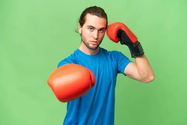 Νεαρός Όμορφος Άνδρας Απομονωμένος Πράσινο Χρώμα Φόντο Γάντια Πυγμαχίας — Φωτογραφία Αρχείου