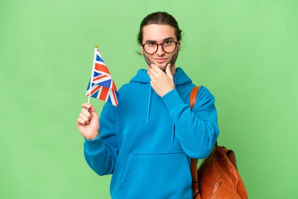 Mladý Pohledný Muž Drží Britskou Vlajku Nad Izolované Pozadí Myšlení — Stock fotografie