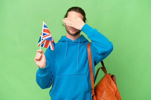 Mladý Pohledný Muž Držící Britskou Vlajku Nad Izolovaným Pozadím Zakrývající — Stock fotografie