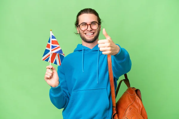 Młody Przystojny Mężczyzna Trzymający Flagę Wielkiej Brytanii Odizolowanym Tle Kciukami — Zdjęcie stockowe