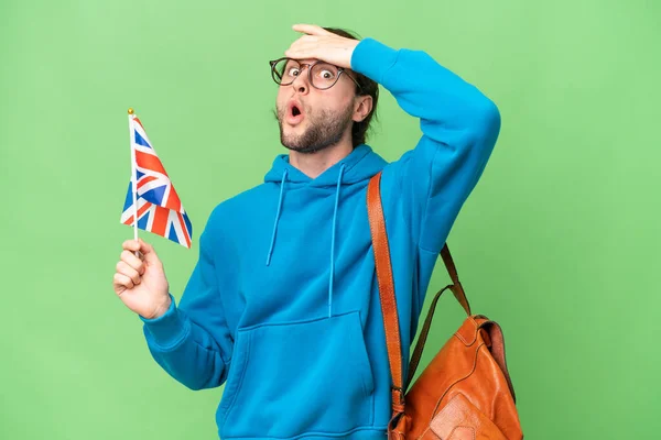 Fiatal Jóképű Férfi Tartja Egyesült Királyság Zászlaját Elszigetelt Háttér Csinál — Stock Fotó