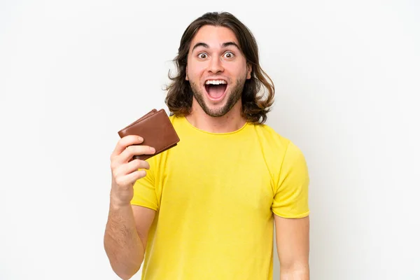 Mladý Pohledný Muž Drží Peněženku Izolované Bílém Pozadí Překvapením Šokovaný — Stock fotografie