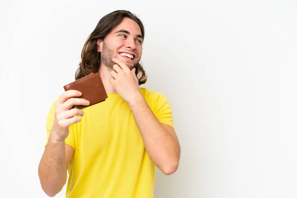 Mladý Pohledný Muž Drží Peněženku Izolované Bílém Pozadí Myšlení Nápad — Stock fotografie