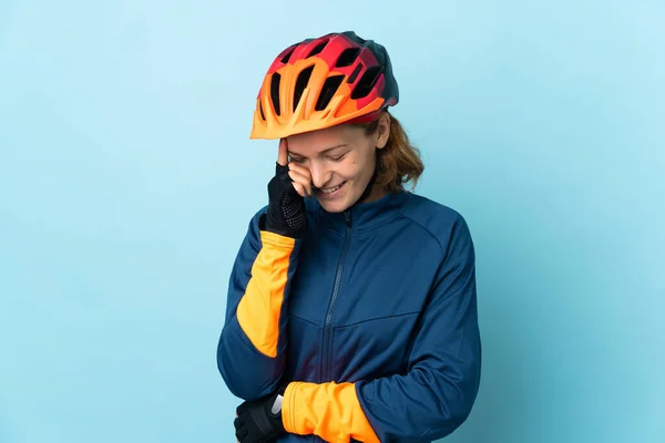 Genç Bisikletçi Kadın Mavi Arka Planda Tek Başına Gülüyor — Stok fotoğraf