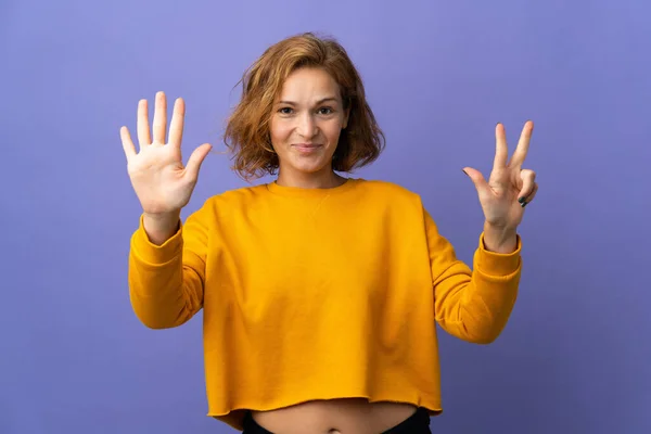 Νεαρή Γεωργιανή Γυναίκα Απομονωμένη Μωβ Φόντο Μετρώντας Οκτώ Δάχτυλα — Φωτογραφία Αρχείου