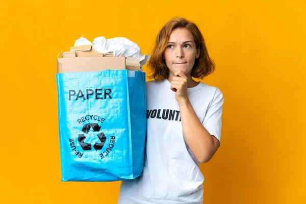 Молода Грузинка Яка Тримає Паперову Сумку Наповнену Папером Щоб Переробляти — стокове фото