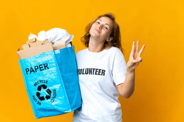 Młoda Gruzińska Dziewczyna Trzyma Torbę Pełną Papieru Recyklingu Szczęśliwy Liczenia — Zdjęcie stockowe