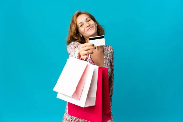 Ung Georgiansk Kvinna Med Shoppingväska Isolerad Blå Bakgrund Håller Shoppingväskor — Stockfoto