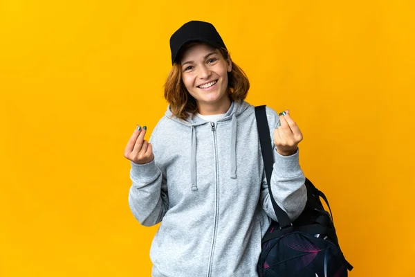 年轻的格鲁吉亚女运动员 身披运动包 背负孤立的背景 做着赚钱的姿势 — 图库照片