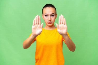 Genç bir Arap kadın izole edilmiş arka planda durma hareketi yapıyor ve hayal kırıklığına uğruyor.